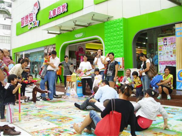 爱婴岛婴童装店铺展示