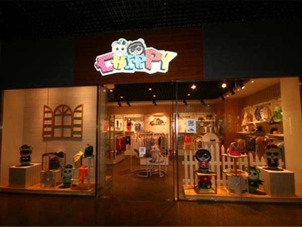 俏比儿童站时尚童装店铺展示