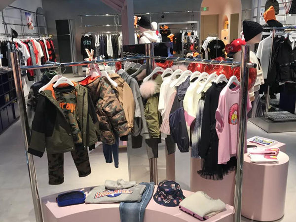 Cabbeen Love时尚童装店铺展示