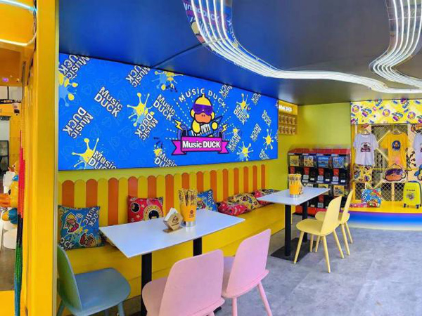 哈罗小黄鸭青少年装店铺展示