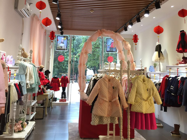 贵族童话时尚童装店铺展示