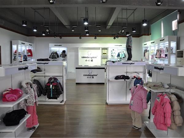 小当唛时尚童装店铺展示