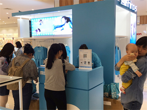 小蓝象婴童装店铺展示