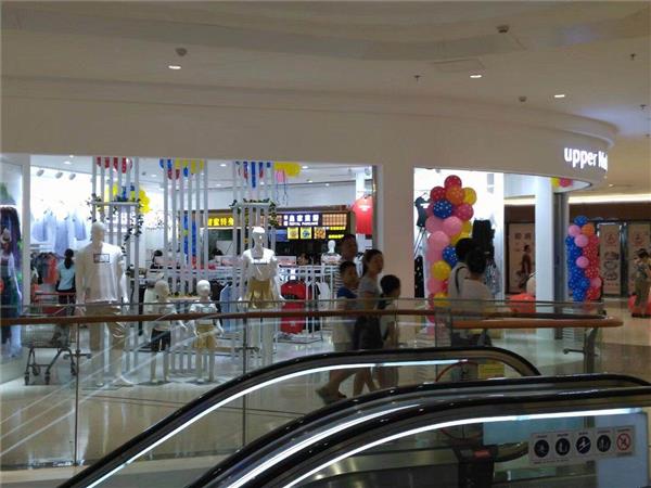 上流贵族亲子装时尚童装店铺展示