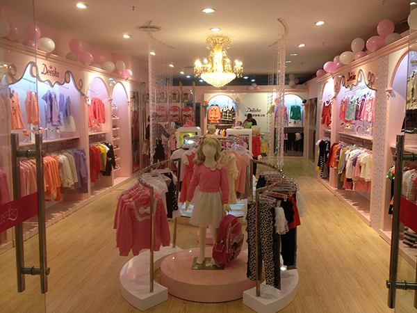 笛莎青少年装店铺展示