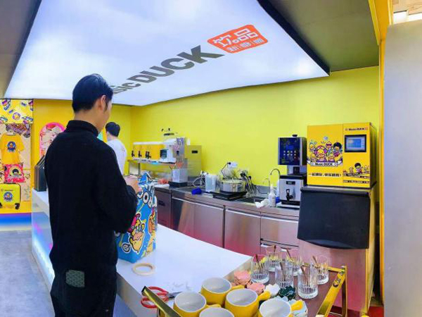 哈罗小黄鸭青少年装店铺展示