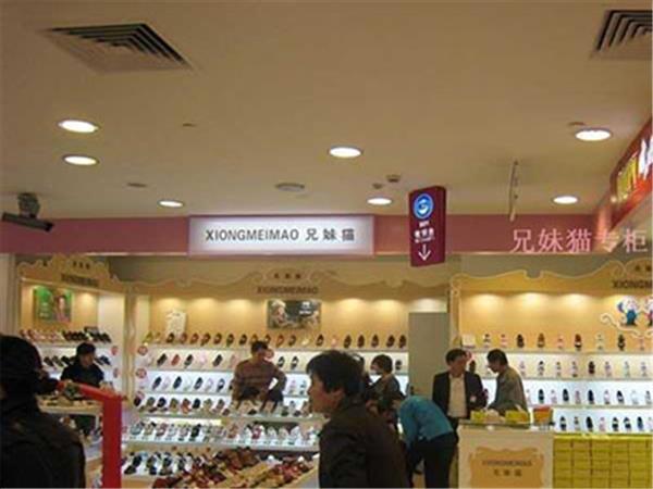兄妹猫婴童装店铺展示
