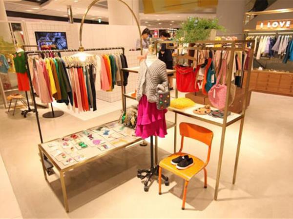 唯心至爱时尚童装店铺展示