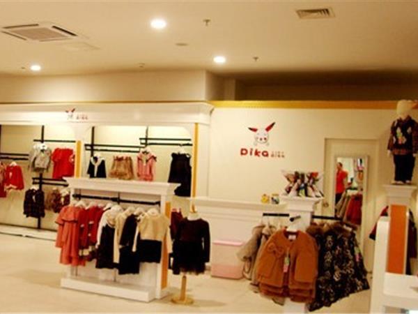 皮咔精灵时尚童装店铺展示