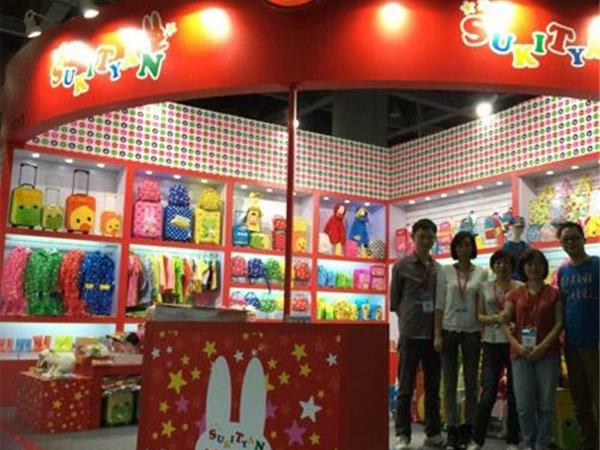 诗克恰时尚童装店铺展示