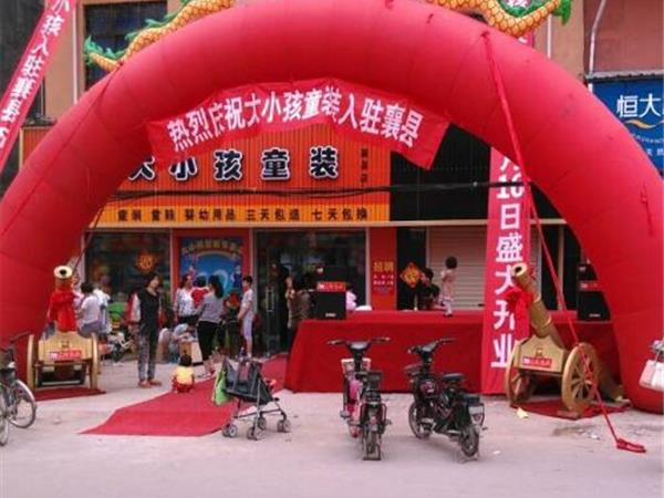 大小孩时尚童装店铺展示
