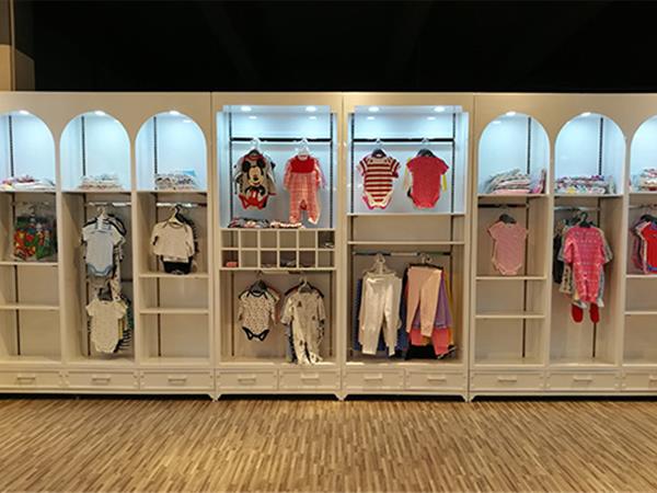 奥米多韩版童装店铺展示