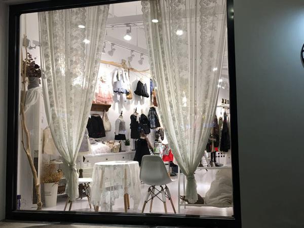 斑尚潮童时尚童装店铺展示