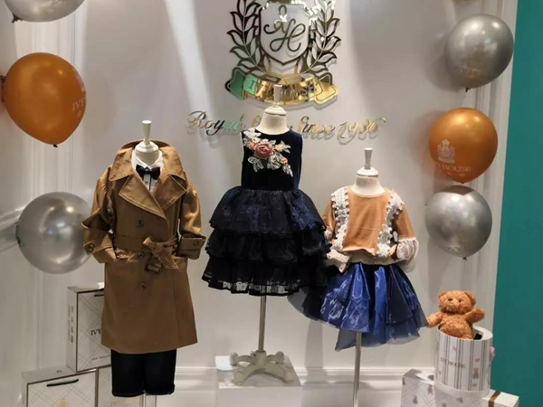 常春藤时尚童装店铺展示