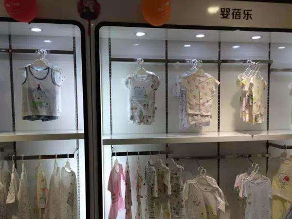 布童凡想时尚童装店铺展示