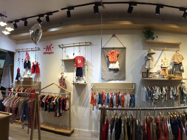 萌度时尚童装店铺展示