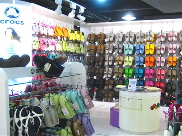 卡骆驰童鞋店铺展示