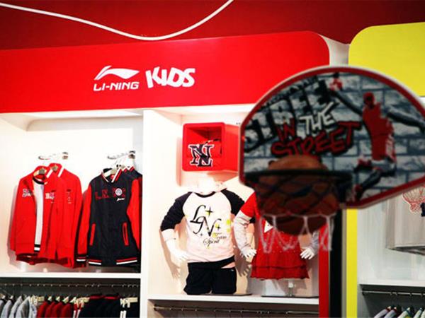 李宁青少年装店铺展示