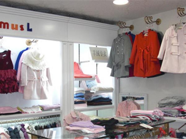 哥曼诗婴童装店铺展示