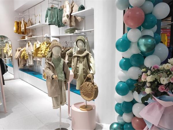 Branca时尚童装店铺展示