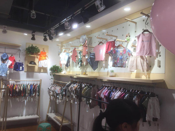 萌度时尚童装店铺展示