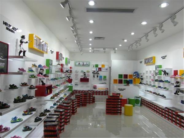 南华龙童鞋店铺展示
