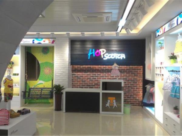 跳格子时尚童装店铺展示