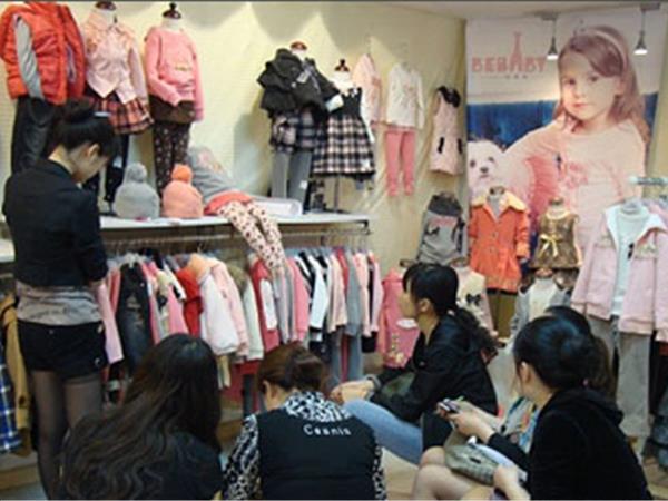 比贝比时尚童装店铺展示