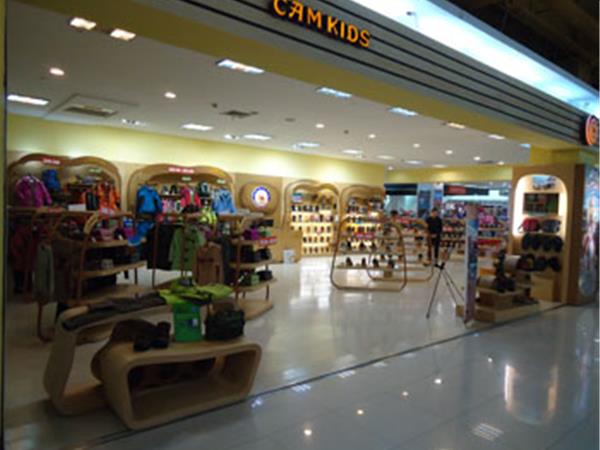 小骆驼时尚童装店铺展示