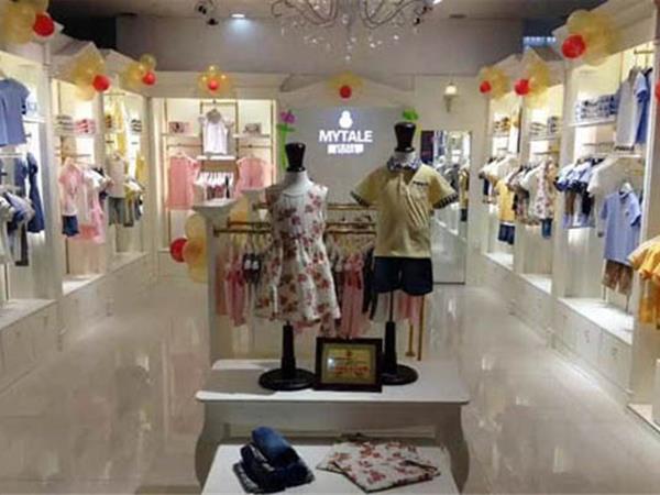 童话故事时尚童装店铺展示