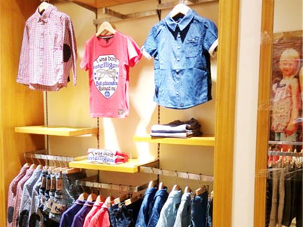 比尔叔叔时尚童装店铺展示