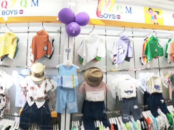 七仔七妹时尚童装店铺展示