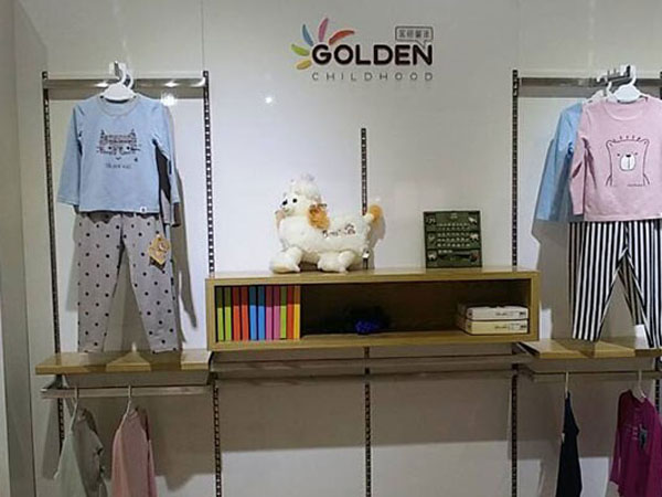 金色童年时尚童装店铺展示