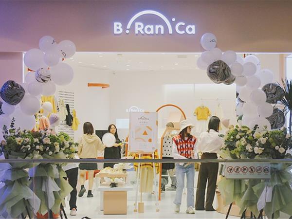 Branca时尚童装店铺展示