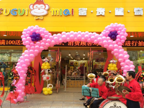 富贵咪奇时尚童装店铺展示
