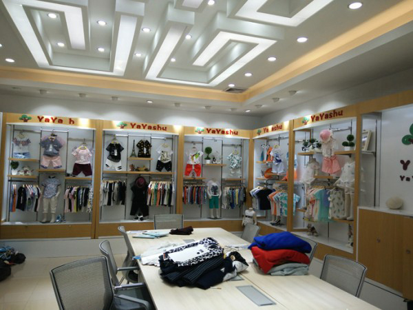 丫丫树时尚童装店铺展示