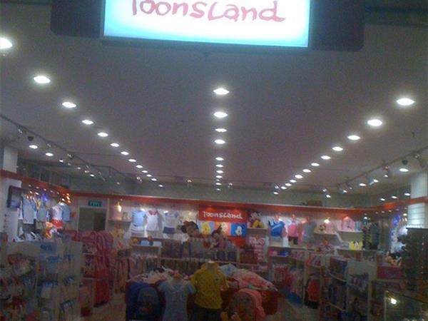 Toonsland时尚童装店铺展示