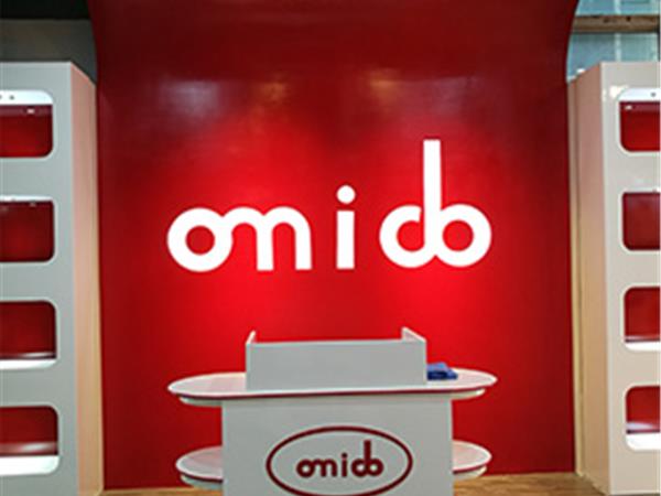 奥米多韩版童装店铺展示