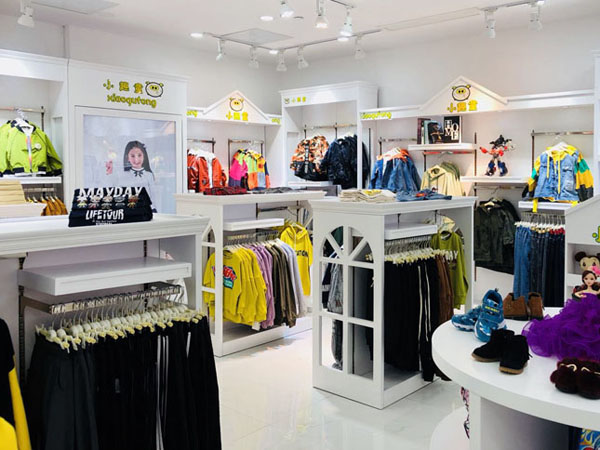 小趣童青少年装店铺展示