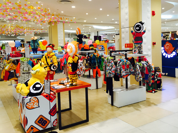 大眼睛比布婴童装店铺展示