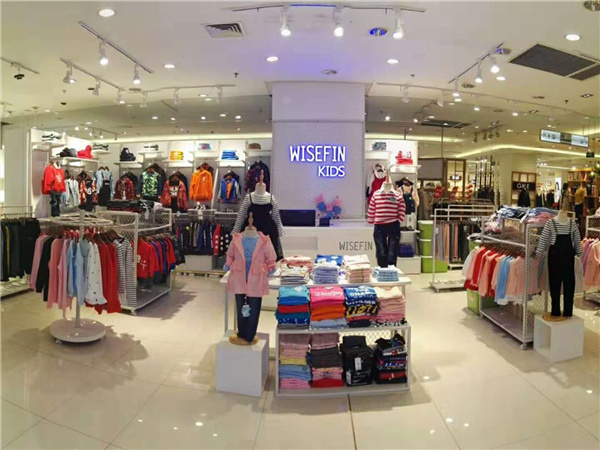唯思凡时尚童装店铺展示