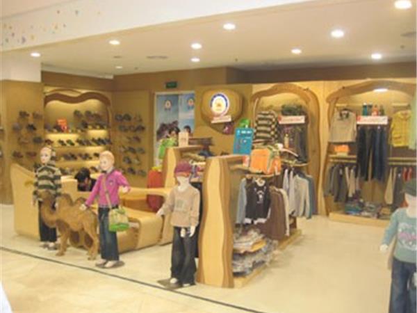 小骆驼时尚童装店铺展示