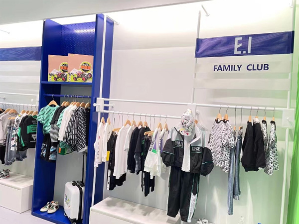 一爱青少年装店铺展示