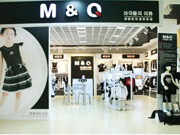 麦秋时尚童装店铺展示