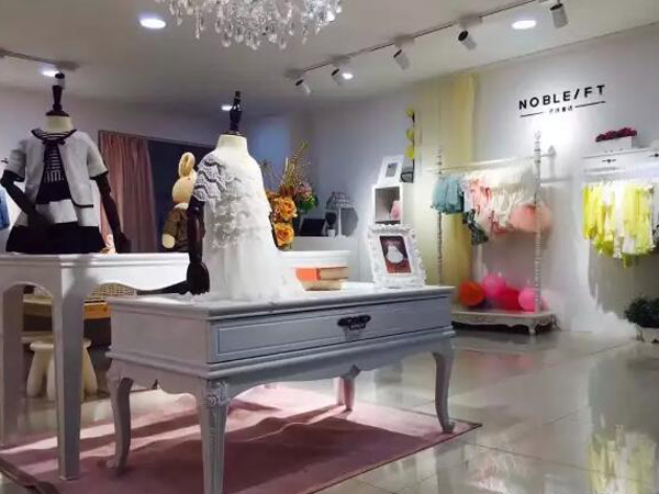 贵族童话时尚童装店铺展示