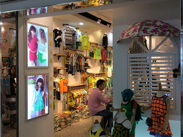 童翠屋时尚童装店铺展示