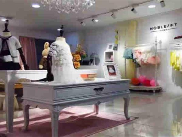 贵族童话时尚童装店铺展示
