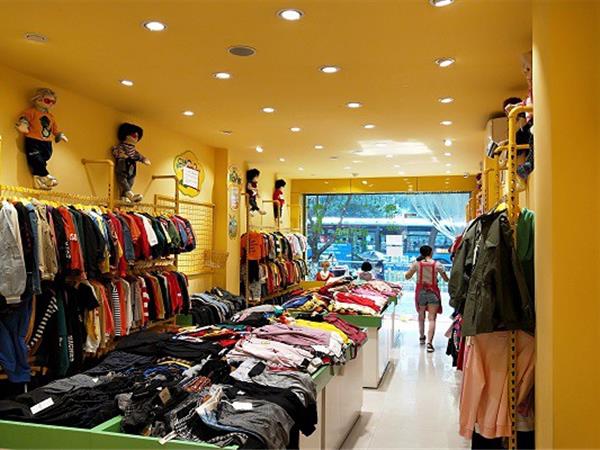 淘衣城堡时尚童装店铺展示