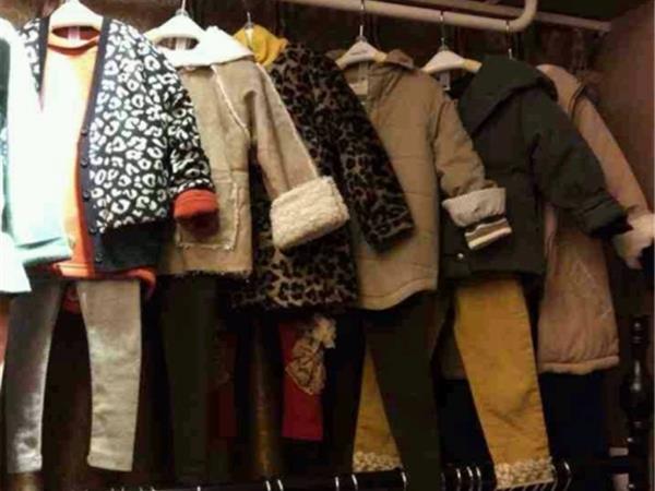 小南瓜韩版童装店铺展示