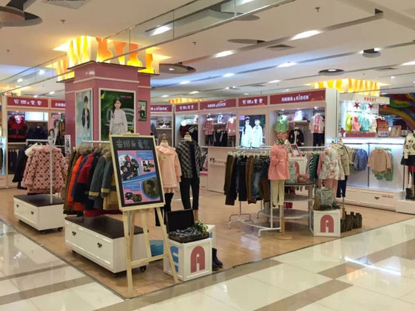 安娜&爱登韩版童装店铺展示
